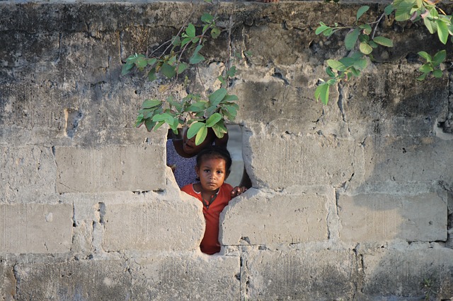 dítě schované za zdí