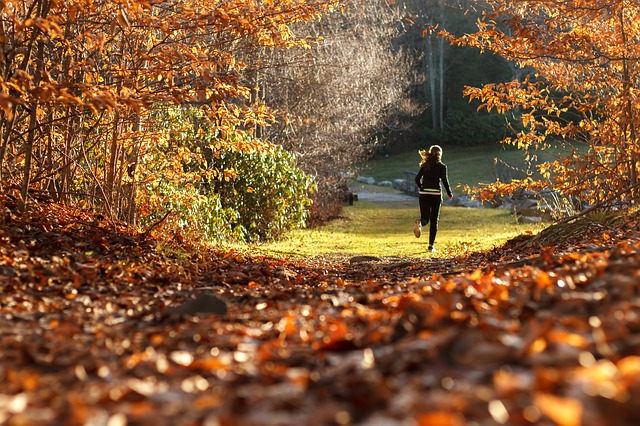 děvče běží podzimní přírodou