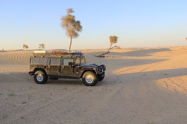 vůz Hummer v poušti